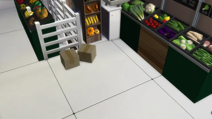 到處都有未開箱的貨物，又為大家帶來香港超市的特色。