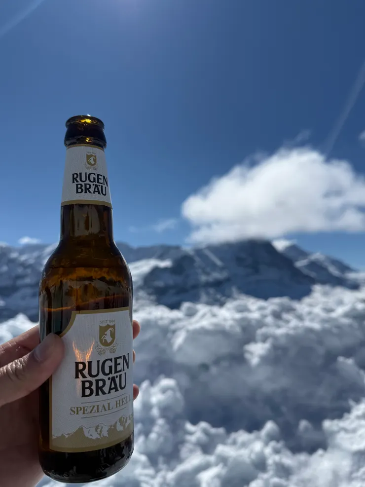 喝罐啤酒慶祝收穫美景