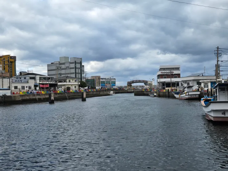 途中經過一個小漁港