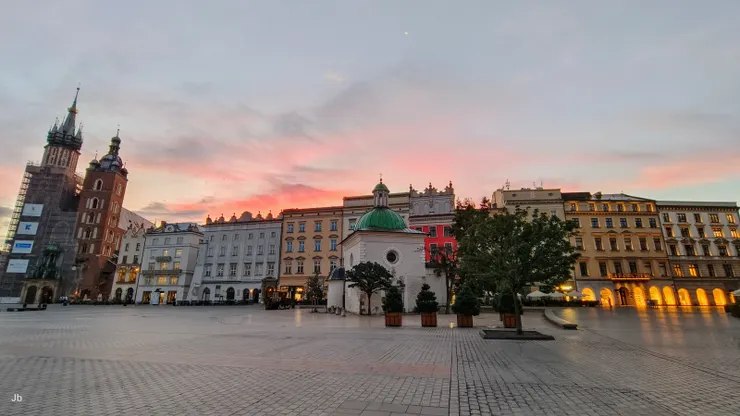 【腦海漾著克拉科夫最後的晨光！9/28清晨波蘭克拉科夫中央集市廣場，由於前夜下雨，但氣象預報次日晴朗，我決定一早起床，6點出門等日出。這是歐遊40天唯一為拍照早起的一次，年紀大了，不能再像以前動不動4、5點起床那麼操。】