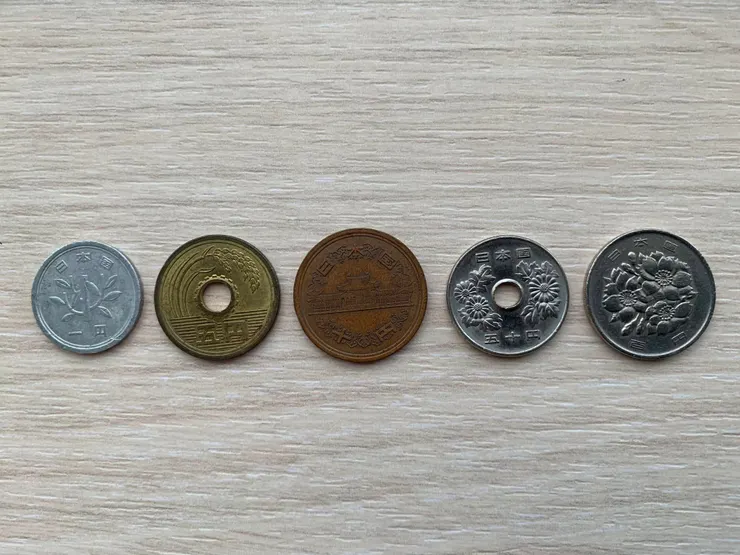 由左到右分別為日圓硬幣1、5、10、50、100円正面