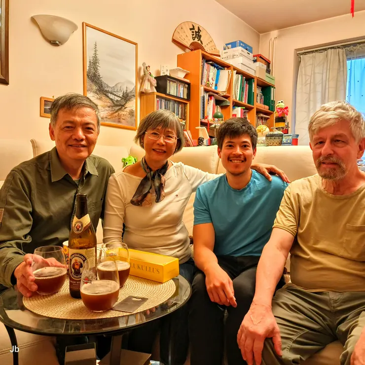 【方信特別留下致意遠客共飲啤酒】