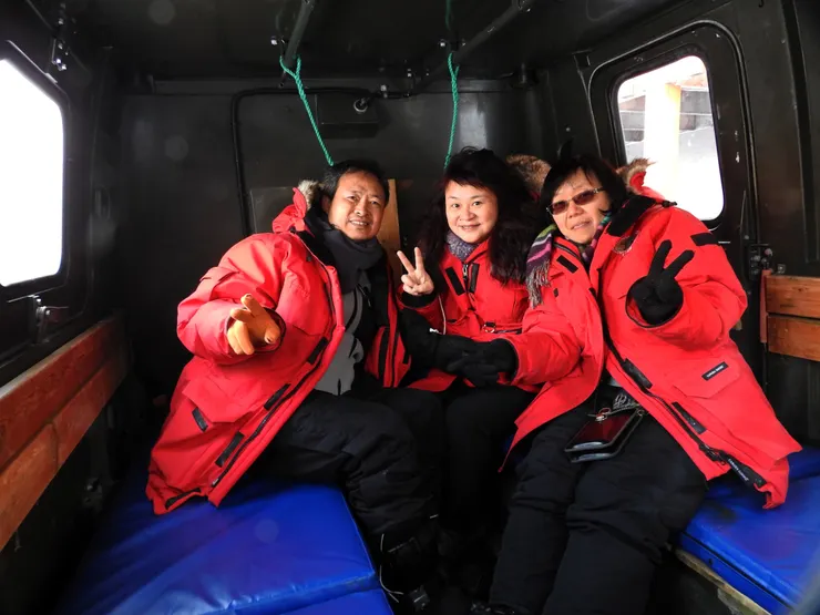 同行三位團友在改裝過的車廂裡