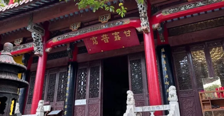 甘露寺入口的柱子以鮮艷的紅色為主，並且擁有精美的雕刻裝飾。