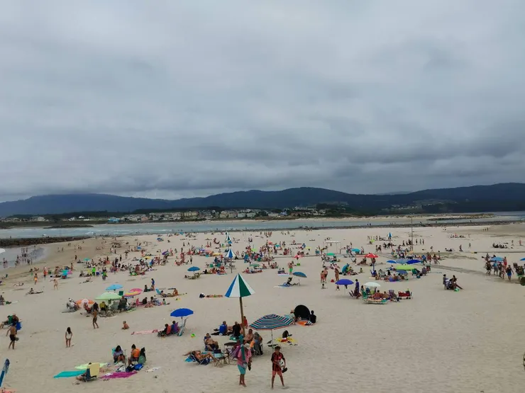 這一帶屬於比較熱鬧的觀光區，很多人在海邊享受假期～