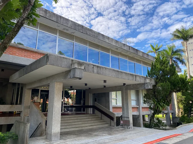 三段式設計，雨庇、中介空間，室內劃分得非常清楚