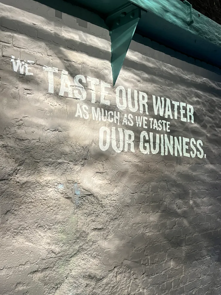 在展場中也可以看見其品牌標語，幽默地展現健力士啤酒的受歡迎程度 ( Joy 攝於健力士博物館)