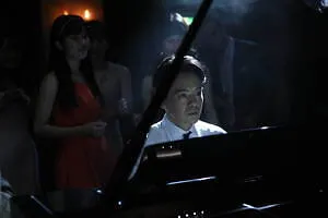 彈起鋼琴帥氣無比的池松壯亮