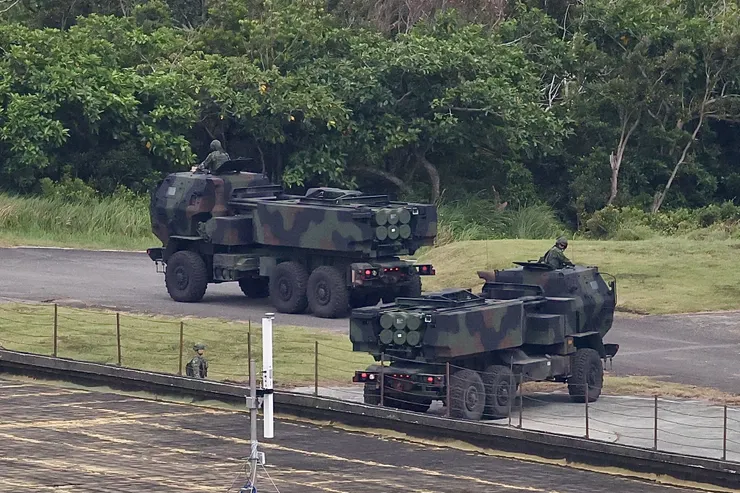 📷 圖片來源：聯合新聞網（UDN）｜圖為國軍M142海馬斯火箭系統於九鵬基地實彈演訓情形。