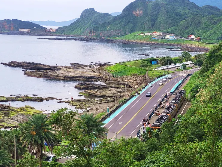 ▲八斗子火車站，剛好有列車進站