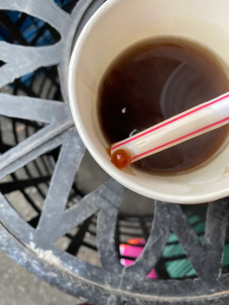 白色粉圓裹黑糖醬汁