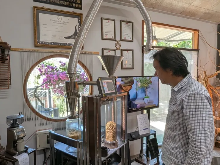 老闆用自己發明的烘豆機烘豆