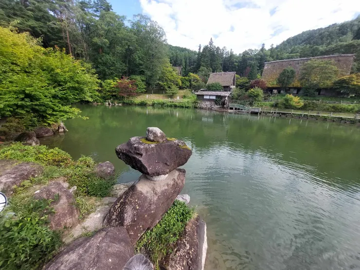 進去園區就可以看到一大片池塘，對面的屋子則是合掌屋
