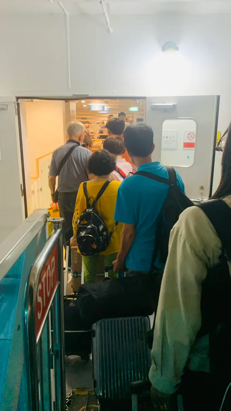 就跟搭飛機一樣,因為門小會有個小塞車。