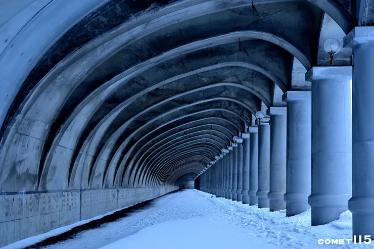 稚內港北防波堤穹頂長度十分地長，除了考量物理結構，還兼具美感。盡頭就是過去車船聯絡用的稚泊航路棧橋