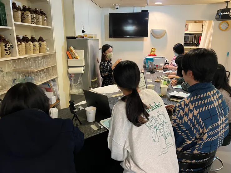 在小酒吧上課的那天有個人穿得超像媽媽桑w超級適合