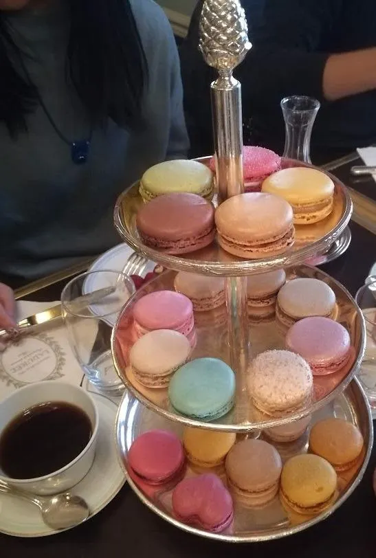 趁隔壁桌還沒被眾多螞蟻人一掃而空之前先拍個照