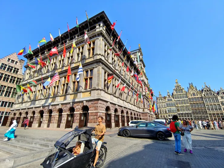 【掛滿歐盟成員國暨在安特衛普設有領事館國家國旗的市政廳，該廳建於16世紀，至今仍為市政中心所，1936年被列為世界文化遺產。】