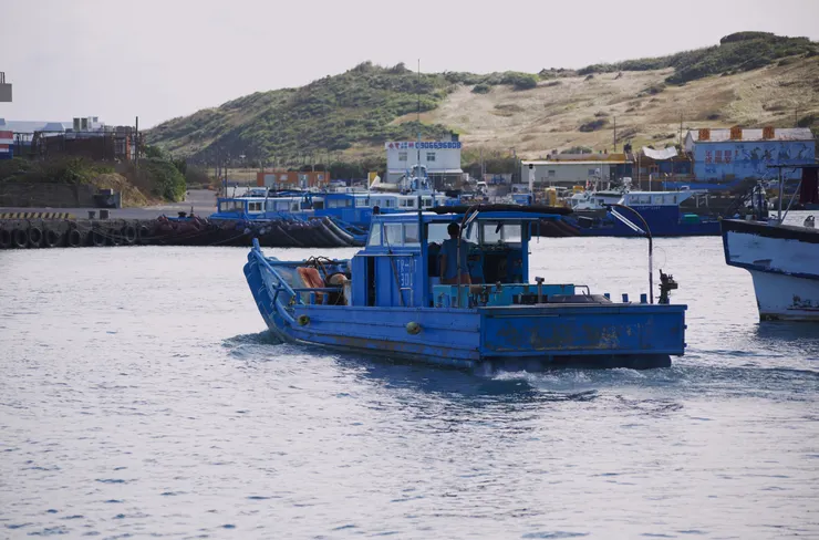 路過漁港時,補充好冰塊、準備離開的漁船吸引了我們的目光。(攝影者:Lucy)
