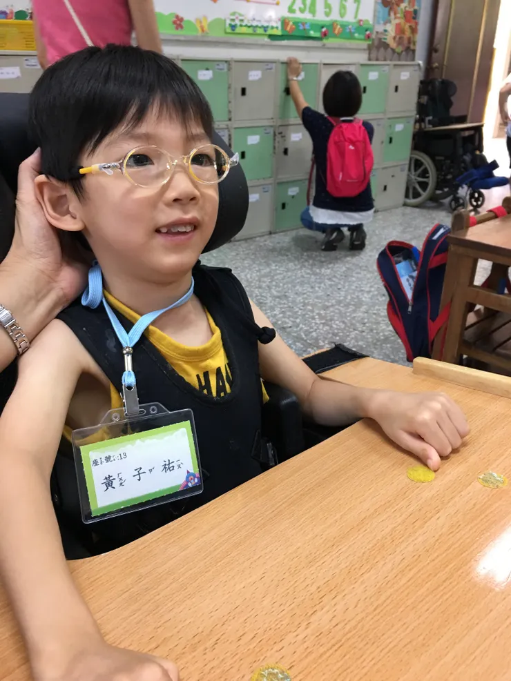 每一位孩子在報到當天都有名牌及桌牌。