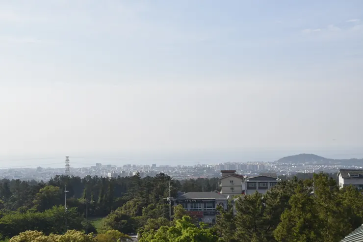 往北看，是熱鬧的濟州市和遠方的海，韓國就在海的另一端。