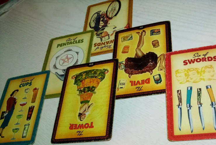 家庭主婦塔羅牌，滿滿的甜點飲料跟餐具…