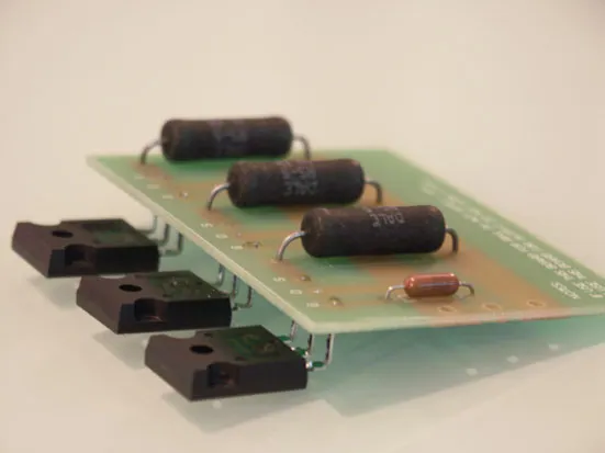 輸出與偏流晶體電路板，我是將晶體腳向內折 90 度，將腳焊在銅箔面，再以倒置的方式，鎖在散  熱片上，如此輸出與偏流晶體電路板，離散熱片有一段距離，多少有利於散熱