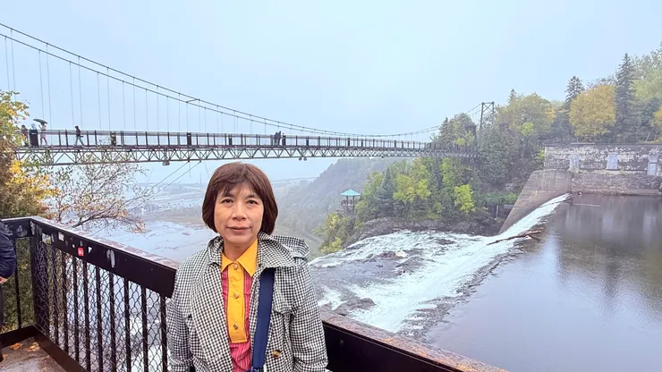 側面的觀景台看瀑布和吊橋