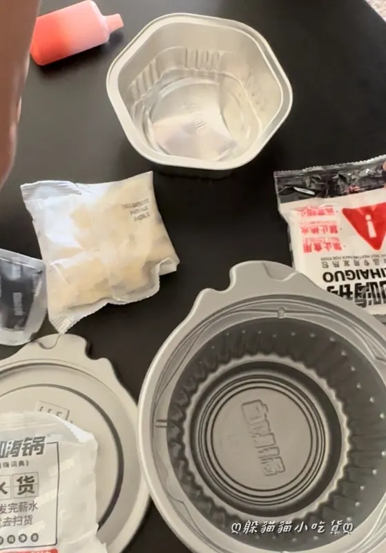 拆開裡面有用來裝飯菜的鋁鉑小碗，以及裝熱水的塑膠大碗