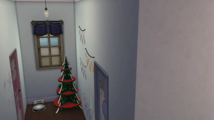 這棵聖誕樹其實是個置物架。我本來想放些糖果，但由於這裏是走廊盡頭，我怕沒人拿會變壞，所以便算了。旁邊有掃地機械人。