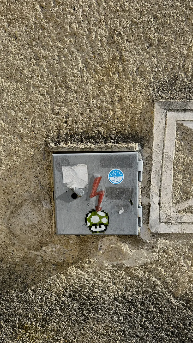 好可愛不知道誰貼的蘑菇貼紙