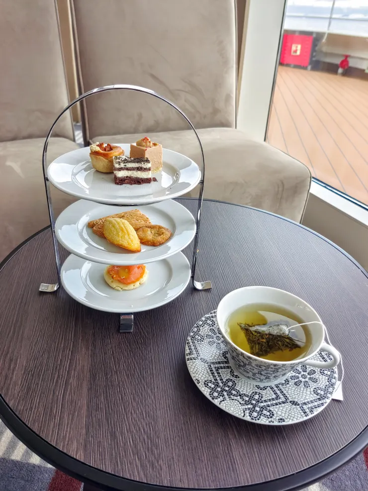 每天傍晚時段的High tea，有三層式點心及茶。點心擺置為類英國式（由下而上為三明治、司康、蛋糕及水果塔）；茶為法國知名品牌Kusmi，有十幾種任挑。