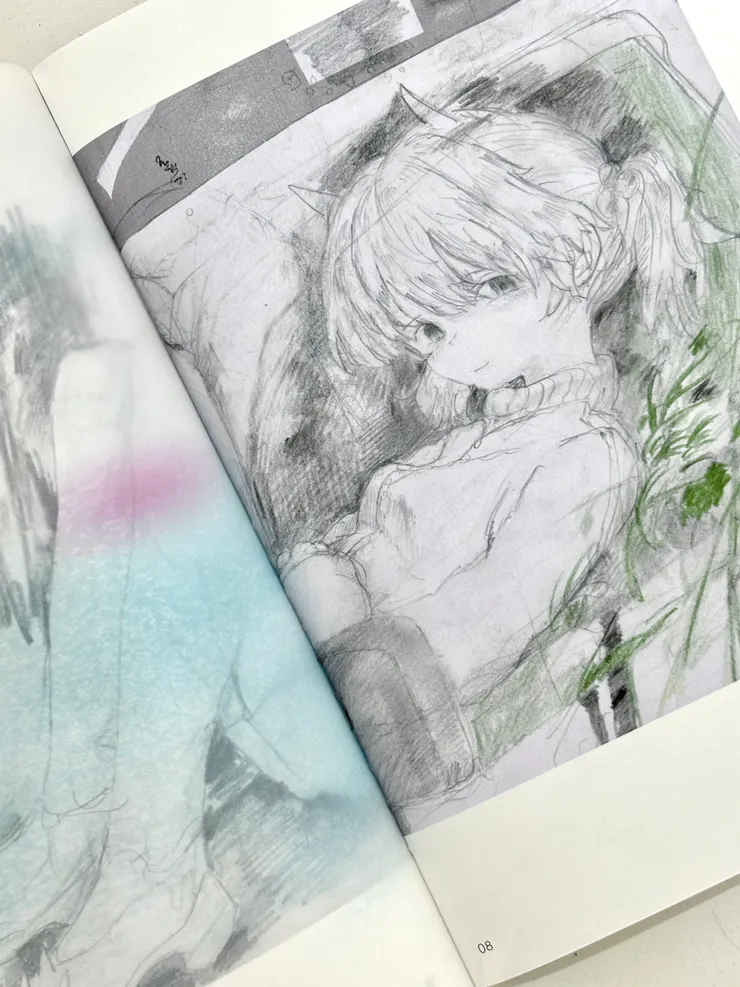 左頁蓋著印有顏色的描圖紙