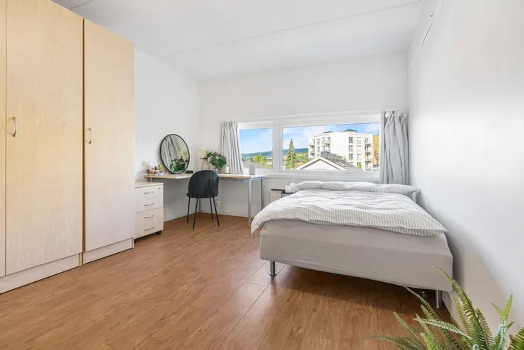 這是網路找的圖片，但我當時的房間可能比這個再寬敞些。