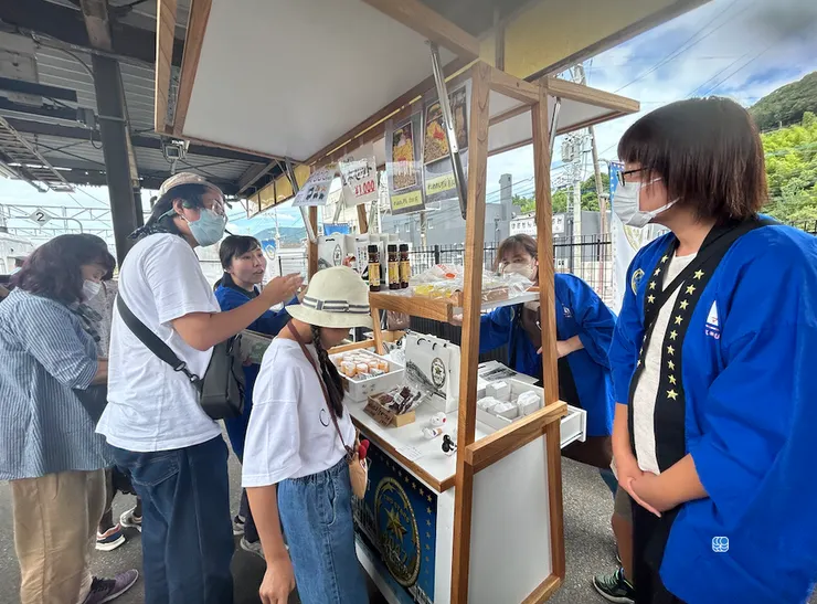 雖然我們已經在武雄溫泉站買了便當，但在這裡又買了一個，氛圍實在太好