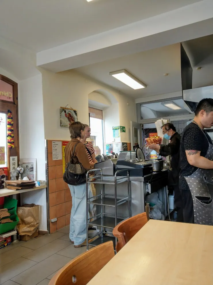 跟老闆小聊了一下(戴口罩者),聽說老闆已半退休,準備交棒