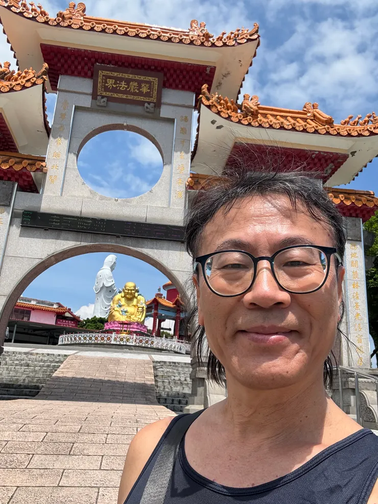 大佛前的彌勒佛