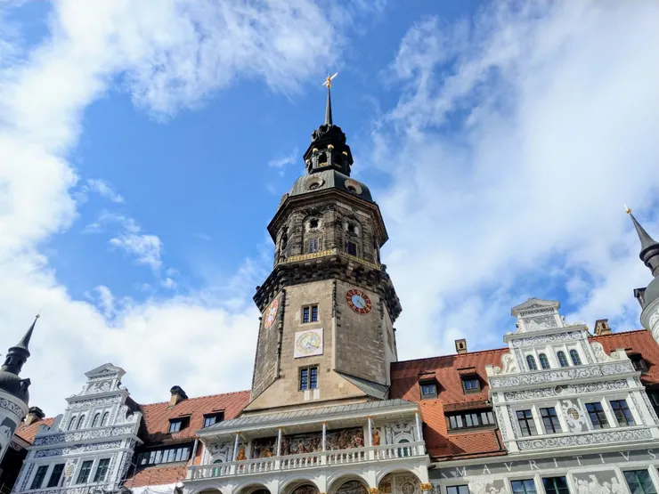 豪斯曼塔Hausmannsturm，1945 年因「德勒斯登空襲」失去了尖頂，1991年重建完成。