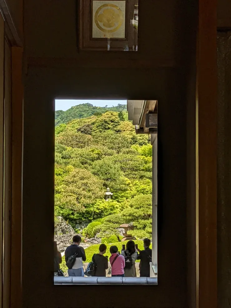 正在賞景的遊客，透過透視也成為景色的一部分。
