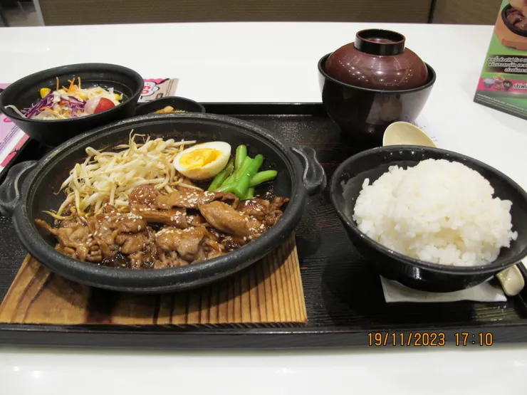 這個就是我吃的定食了，才折合48元港幣！本來以為好像很少和不合口味，但原來挺好吃。豬肉片就是用燒汁炒的，右上角那碗是味噌湯。