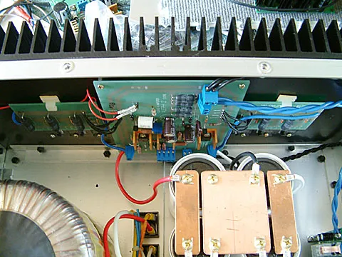 為了縮短輸出板與主板配線的長度,只好把主板也一並固定在散熱片上,不過這樣也會讓輸出 / 入訊號路徑的長度增加,但是總比全部的線都拉得長長的還好