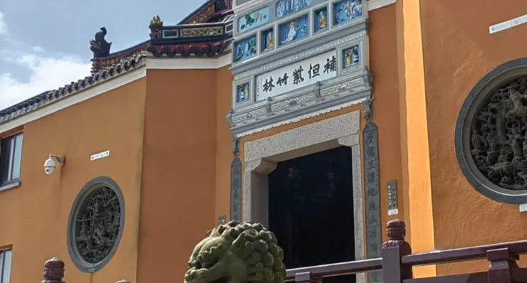 不肯去觀音院的正門，帶有精美的雕刻和藍色瓷磚裝飾，兩側有典雅的圓形浮雕，呈現出傳統寺廟的風貌。