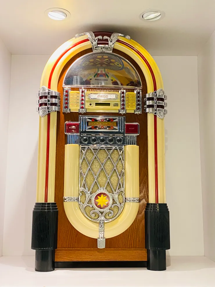 古早餐廳的點唱機,在很多電影中都有出現過,雖然年紀一大把,但是功能正常,點歌後就會直接唱給你聽