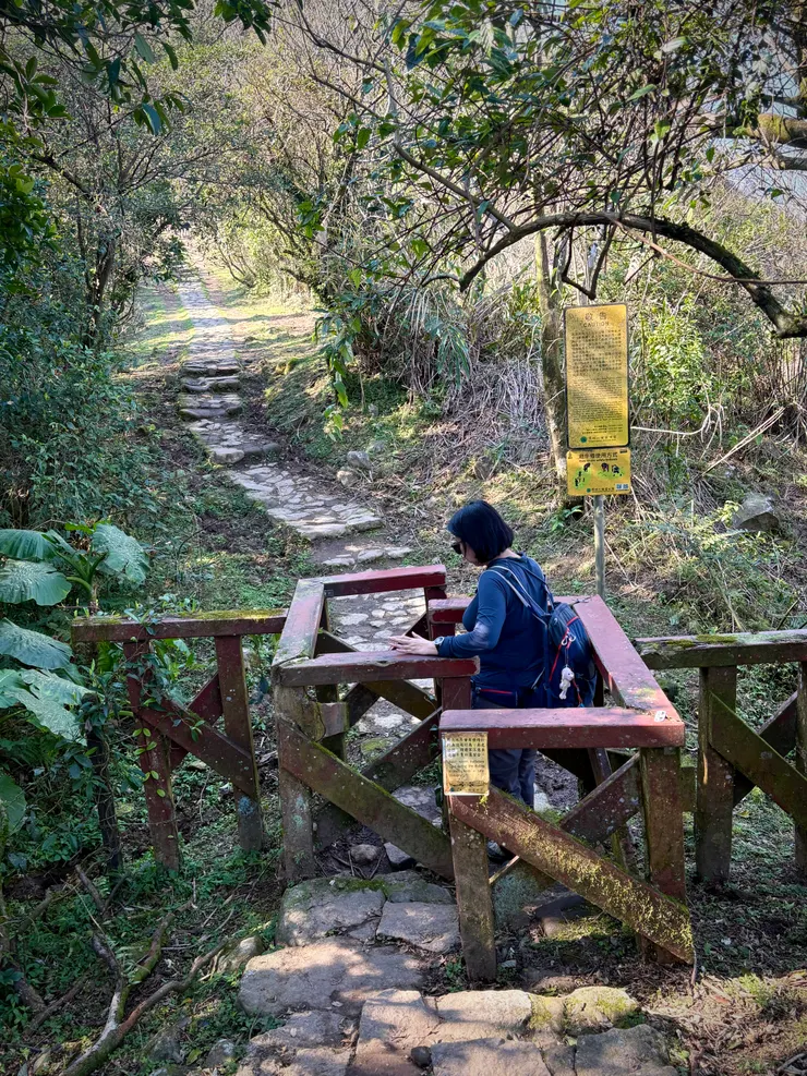 步道口附近避免牛隻外出的圍欄