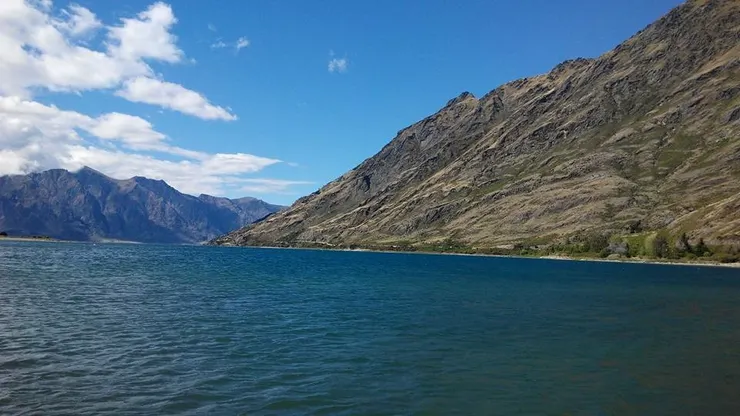 清澈的湖泊秘境