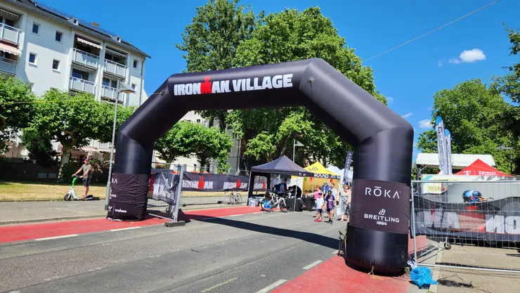 法蘭克福剛好在舉辨IRONMAN比賽,參賽者我看都是高手來的。請放心,他們不是游美茵河,而是在不遠處一個湖泊比賽。