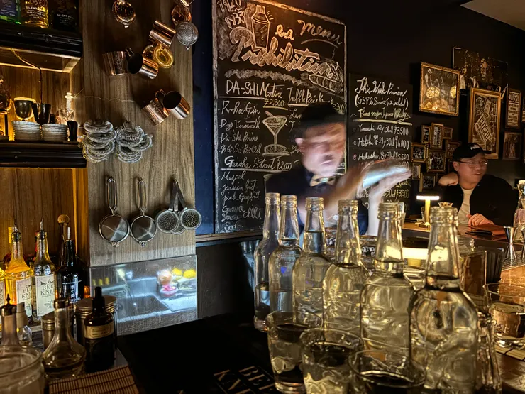 器具太多直接放在牆上我覺得這個主意真是太棒了啦！！旁邊是因為搖酒所以模糊的調酒師Toru Ariyoshi先生