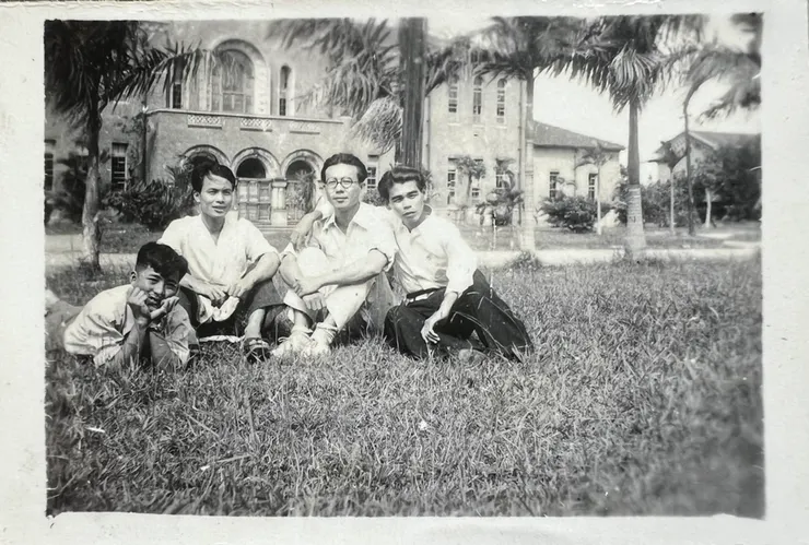 我（右一）和同學們在台大校園合照。