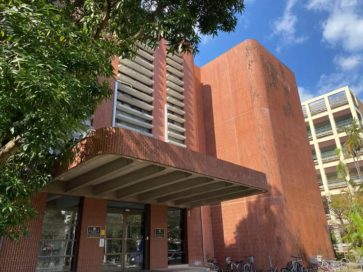 小椰林大道，使用紅磚砌牆的中研院生化所（1974）