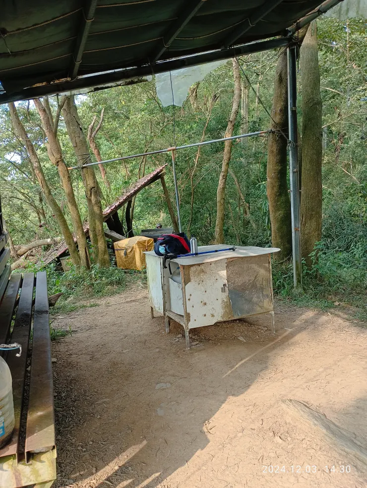 登高稜線上思遄飛，自拍攝